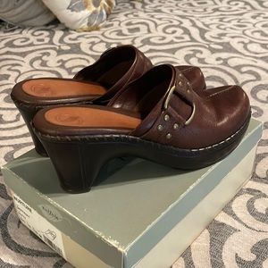 Nurture Brown Leather clogs